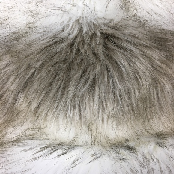 **Skies Are Blue Fur Vest. Size small. Tan white! - Picture 6 of 8